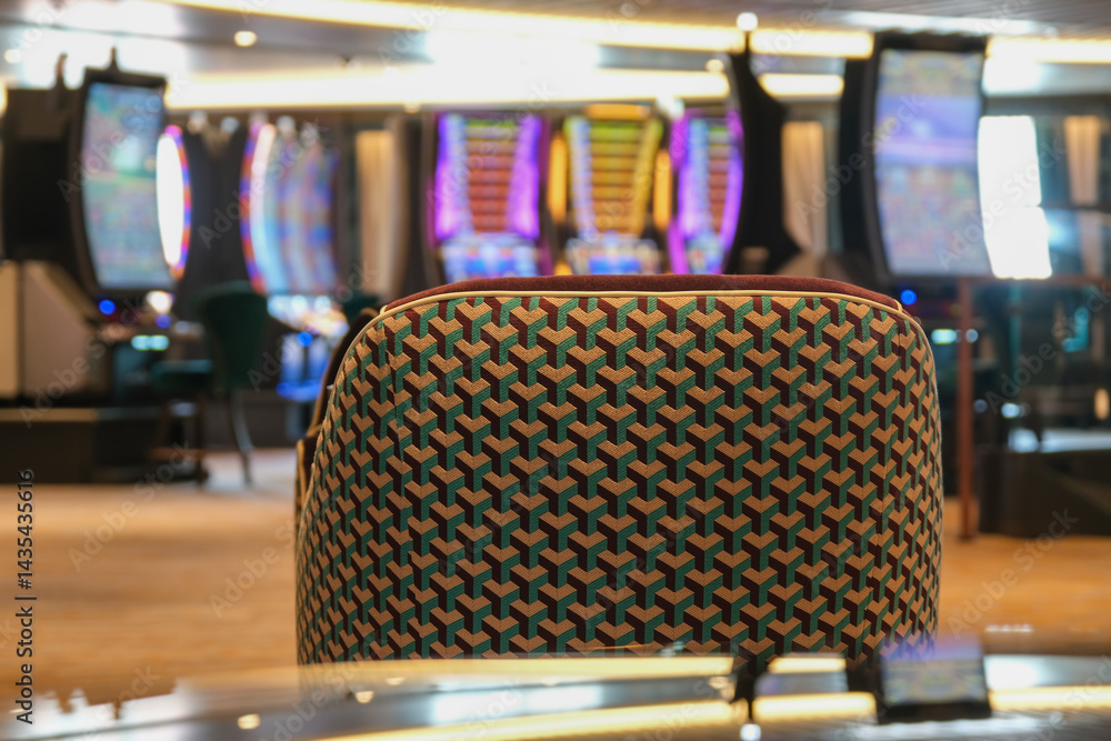 Teil von Spieltisch in Kasino auf Kreuzfahrtschiff mit Slotmaschinen im Hintergrund Glücksspiel - Casino with Roulette table and slot machines onboard ocean liner cruiseship cruise ship