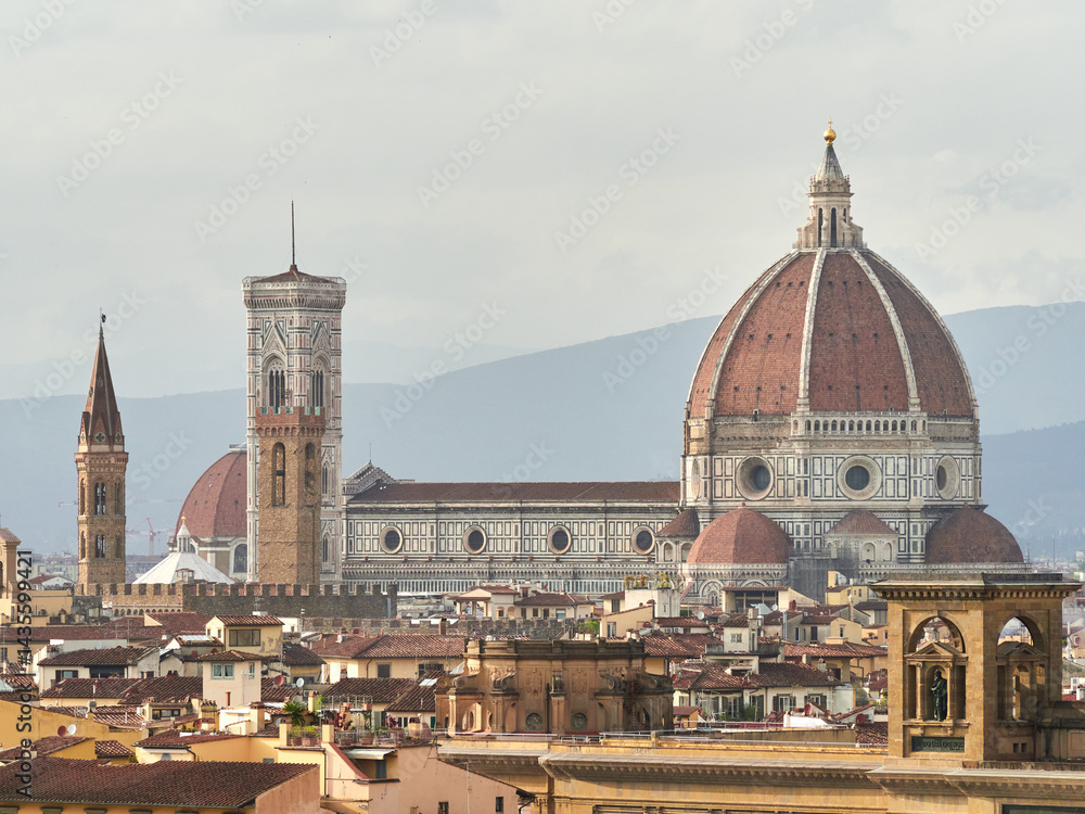 Fototapeta premium Panoramic view of Florence from Piazzale Michelangelo. Details of the cathedral, dome, churches, basilicas, river, and synagogue.