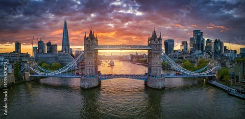 Obraz na płótnie Panoramic, aerial view of the Tower Bridge and skyline of London, United Kingdom, during a beautiful sunset w salonie