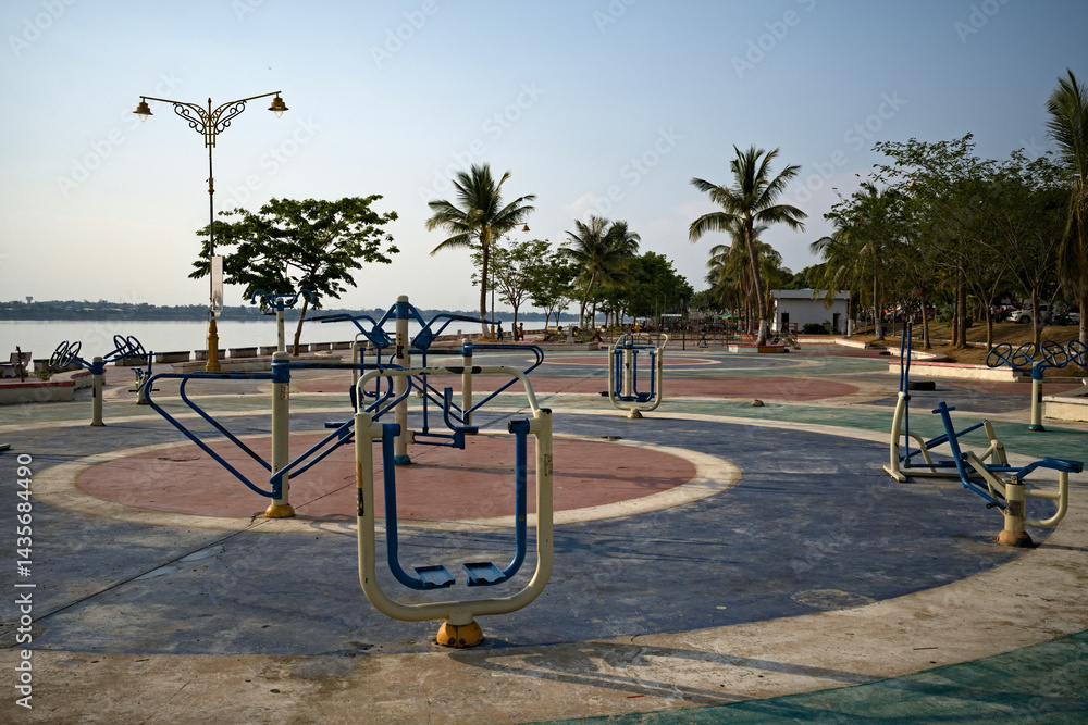 Savannakhet: fitness with river view