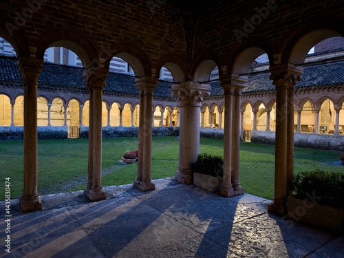 Obraz na płótnie Courtyard with patio and columns in Basilica di San Zeno Maggiore in Verona at night w salonie