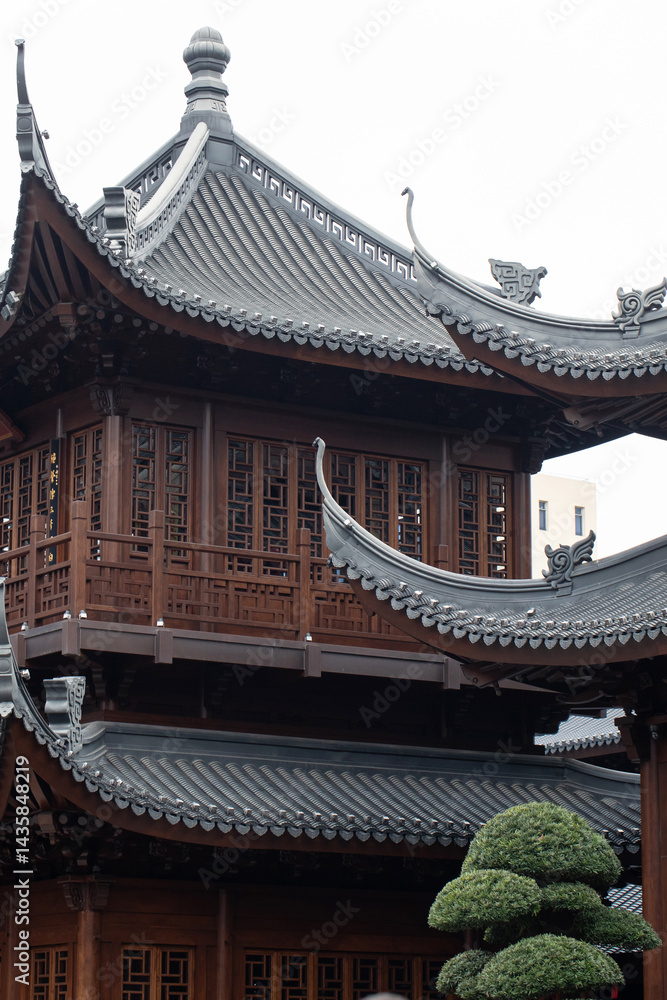 Obraz premium Traditional asian architecture with intricate wooden pagoda roof design. China