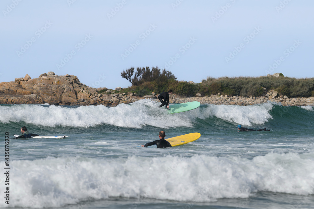 Naklejka premium La pratique du surf sur une plage en Bretagne