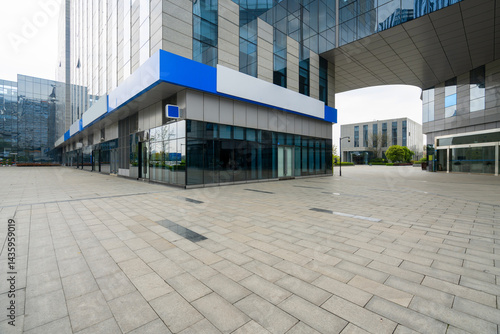 Obraz na płótnie Office building and garden in commercial park w salonie