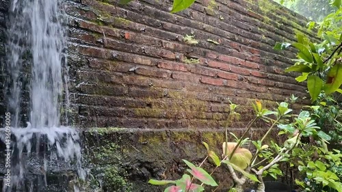 The heavy rain that occurred, resulted in a kind of small waterfall from the roof of the house.