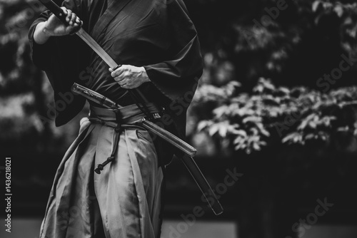 日本刀を携えた人物