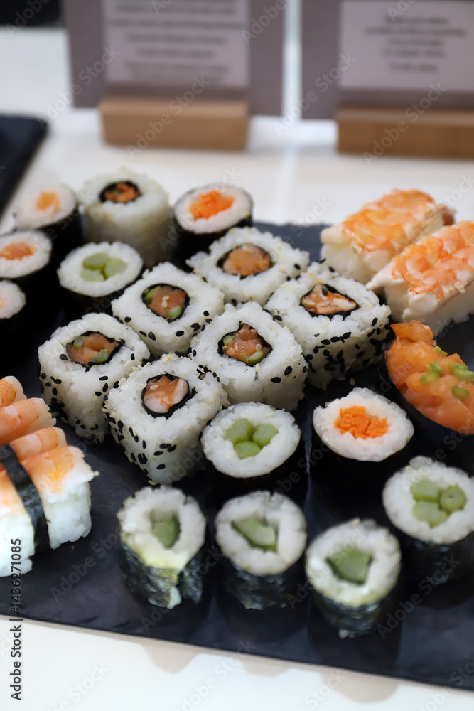 sushis de arroz, salmón y huevas de pescado sushis de arroz, salmón y huevas de pescado