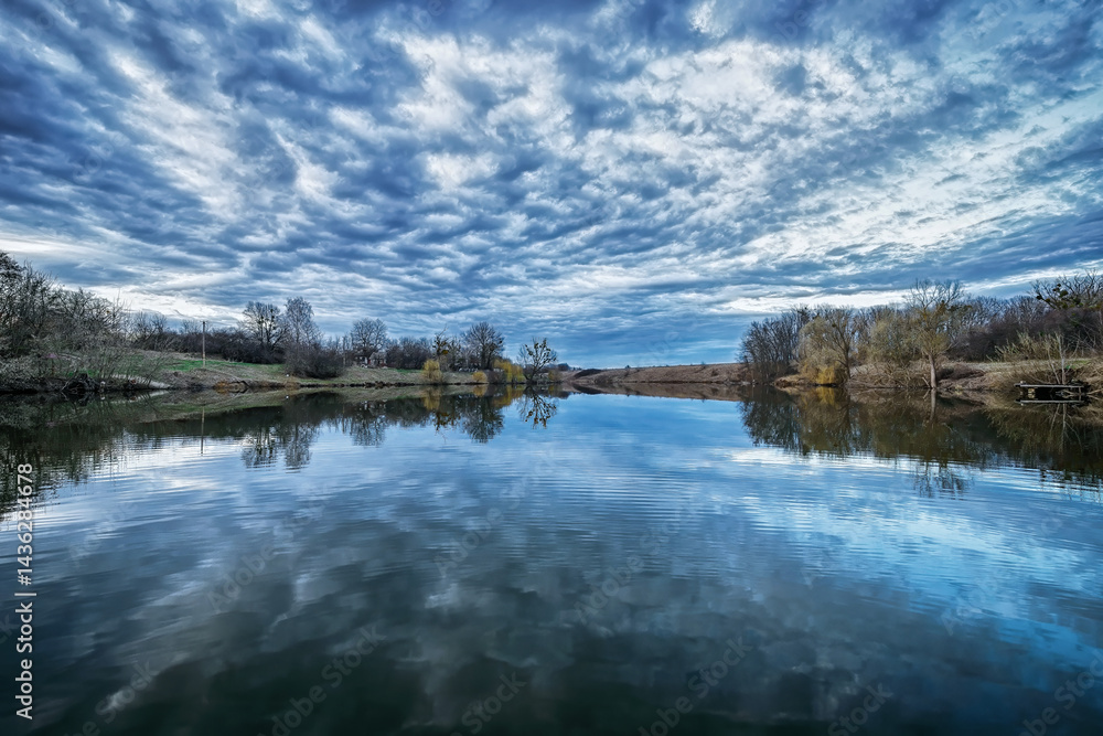 Obraz premium Pond in the village in winter