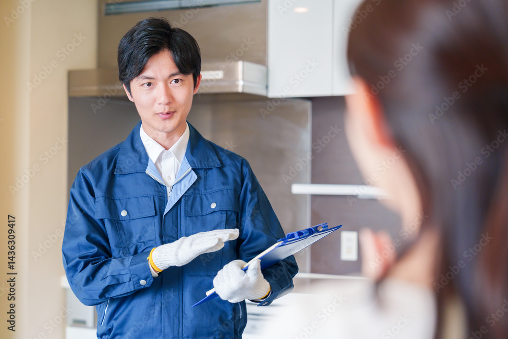 マンションを戸別訪問して点検をする業者の男性 マンションを戸別訪問して点検をする業者の男性