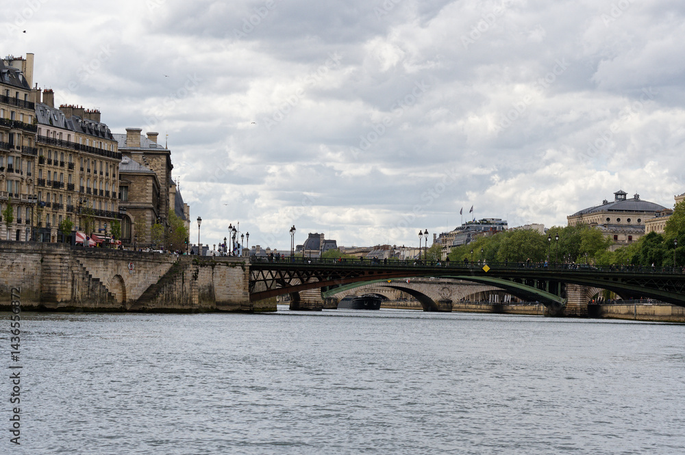 Fototapeta premium pont de paris traversant la seine