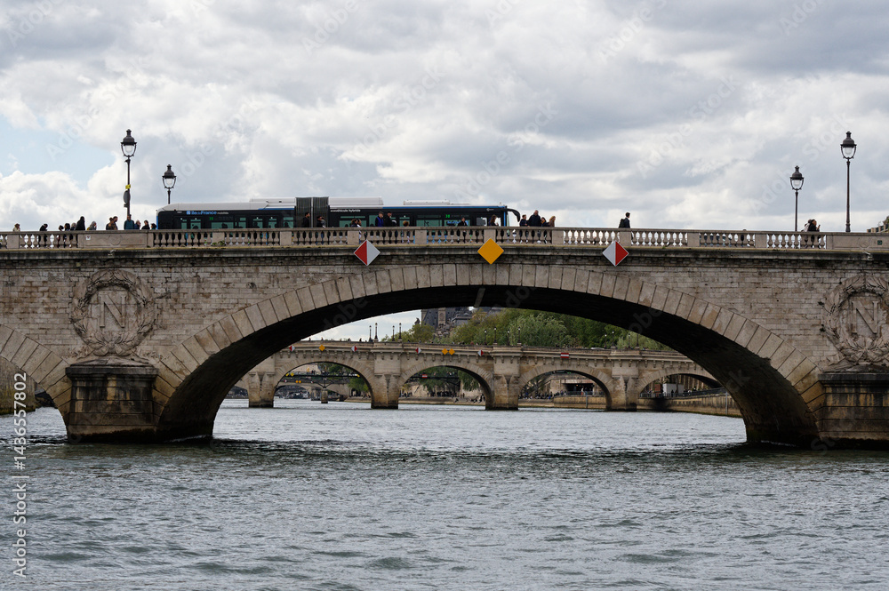 Fototapeta premium pont de paris traversant la seine