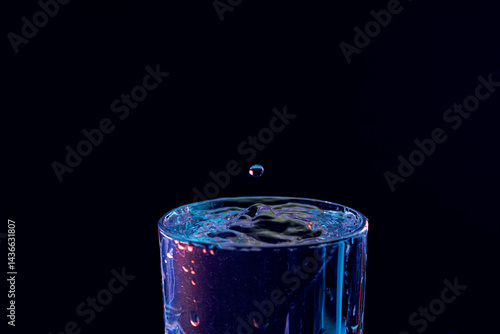 Obraz na płótnie Water drop falling, macro splash. Natural and on a dark background w salonie
