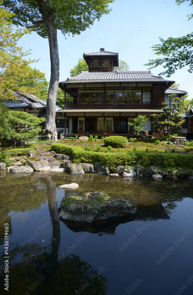 Fototapeta premium 旧三井家下鴨別邸 庭園の池と主屋 京都市左京区下鴨