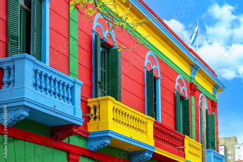 Obraz na płótnie Argentina, colorful buildings of El Caminito, a popular tourist destination in Buenos Aires. w salonie