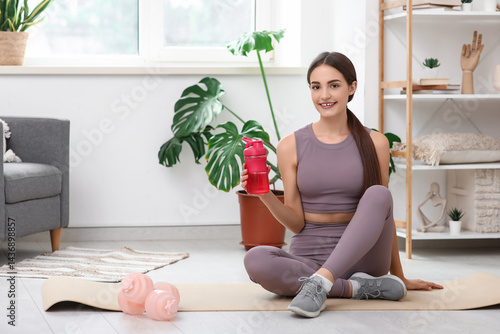 Sporty young woman with bot...