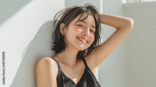 腕を上げる若い女性　美肌・ワキ脱毛イメージ
