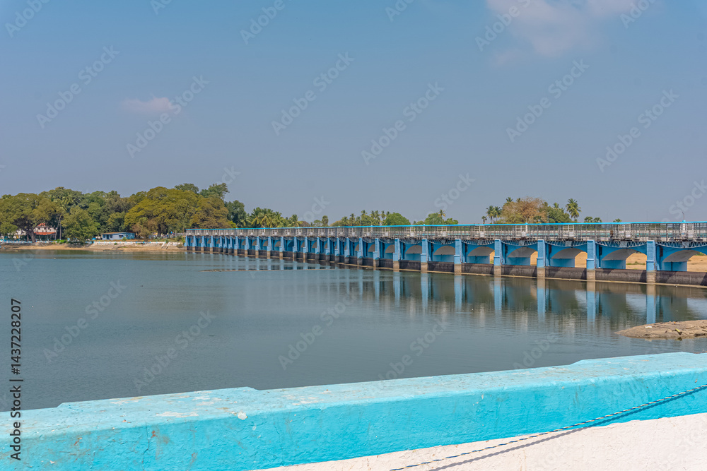 Obraz premium Kallanai also called Grand Anicut, it is an ancient dam built by Karikala of Chola dynasty in 150 CE. It was built across the Kaveri river flowing from Tiruchirapalli to Thanjavur district, Tamil Nadu