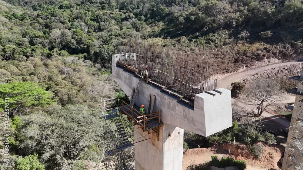 personas trabajando en alturas para construcción de puente 