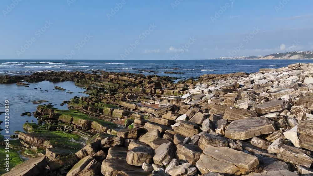 Avancée et vue sur la côte basque, vol au-dessus des rochers et vue sur la baie 