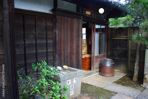 昔の木造日本家屋の玄関