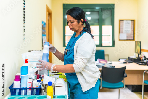 Obraz na płótnie Nurse preparing medical equipment in nursing home w salonie