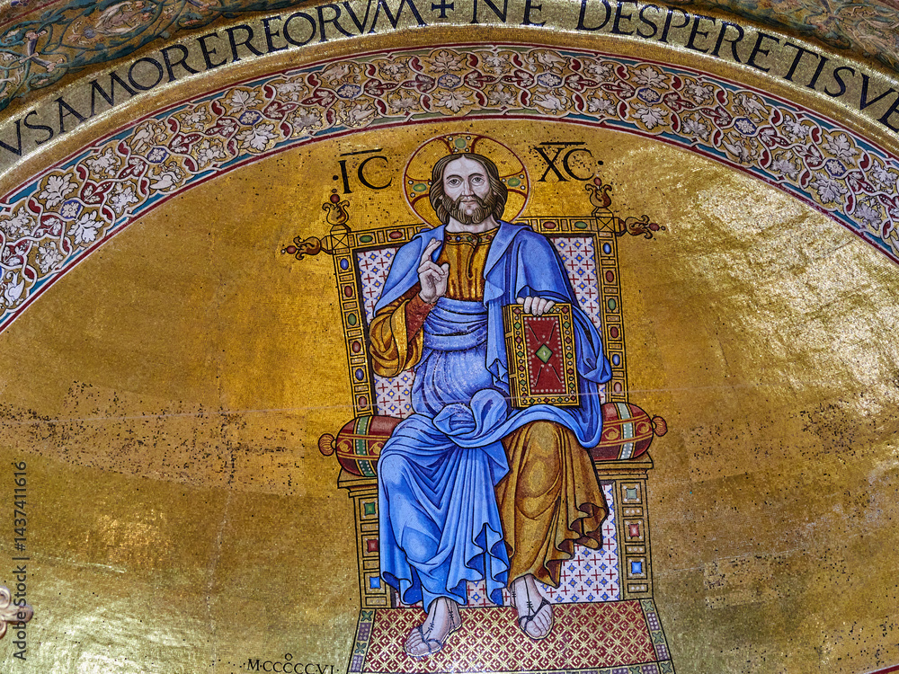 Obraz premium Mosaics and paintings inside St. Mark's Basilica