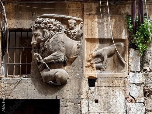 Obraz na płótnie Sculpture of lion and lioness on the facade of a building w salonie