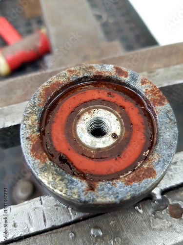 Obraz na płótnie Close up of old rusty screw head in a metal workbench. w salonie