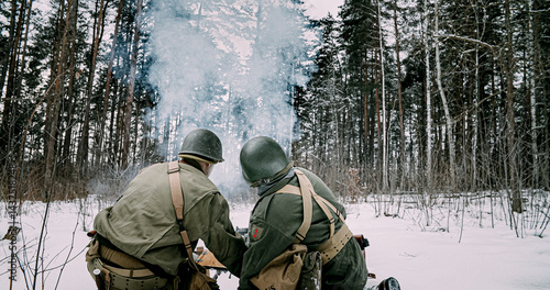 Obraz na płótnie Back View On Re-enactors Dressed As American Infantry Soldiers F w salonie