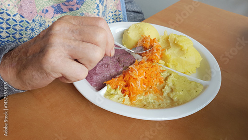 Fotografía A plate of food in a retirement home