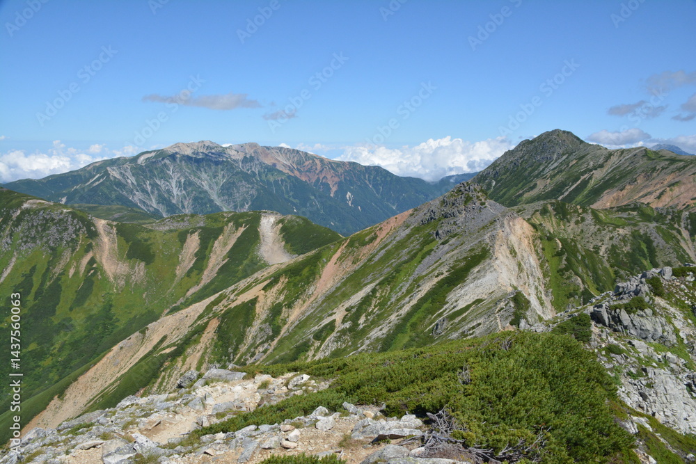 Obraz premium 北アルプスの鷲羽岳山頂から見る薬師岳と水晶岳