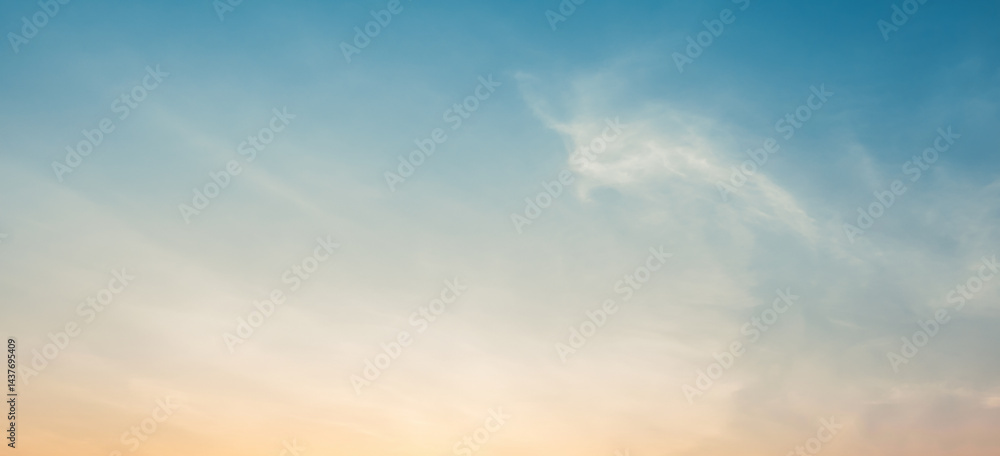 Obraz premium e sky is bright, tthhe fluffy white clouds are quiet.