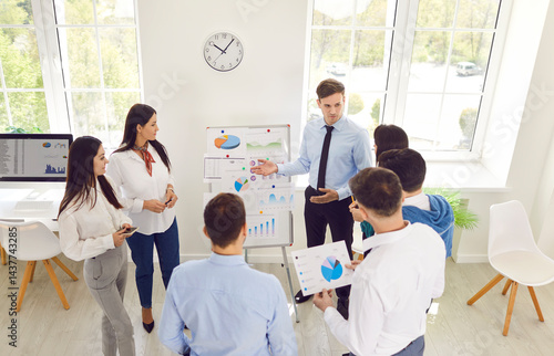 Slika na platnu Business coach speaker in office gives presentation, male speaker presenter cons