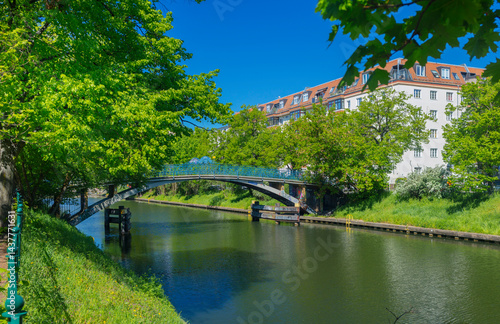 Grünes Berlin, Berliner Brücken: Elsensteg am Neuköllner Schifffahrtskanal,  Fussgänger Bogenbrücke am Weigandufer Kiehlufer nahe Landwehrkanal Fussgängersteg von 1906, romantisches Berlin im Frühling