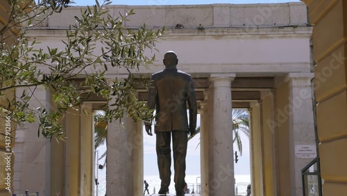 Schilderij op canvas Bronze statue of sandro pertini overlooking the ligurian sea in savona