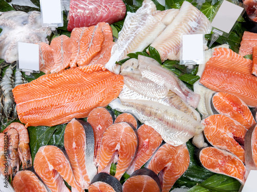 Obraz na płótnie choosing fish and seafood at the supermarket w salonie