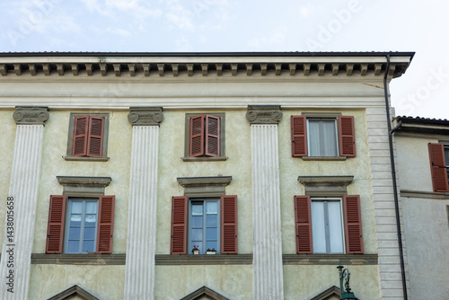 Obraz na płótnie Houses and streets of the historical part in Italy w salonie