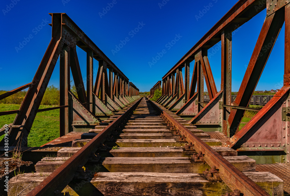 Alte stillgelegte Eisenbahnbrücke