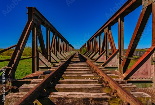 Obraz na płótnie Alte stillgelegte Eisenbahnbrücke w salonie