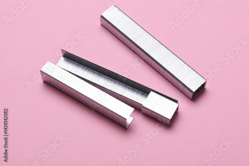 Valokuva Metal staples on a pink background