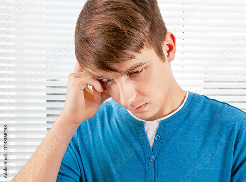Obraz na płótnie Sad Young Man w salonie