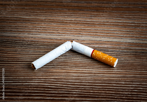 Obraz na płótnie Broken Cigarette closeup w salonie