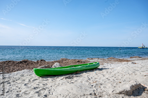 Obraz na płótnie Kayak on the sand, abandoned kayak on the seashore w salonie