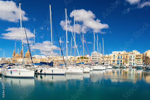 Obraz na płótnie Cityscape of the Ta Xbiex bay with yachts lying on water, Malta w salonie