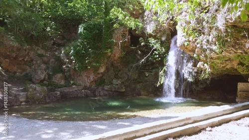 Plano aéreo de una cascada en plena naturaleza