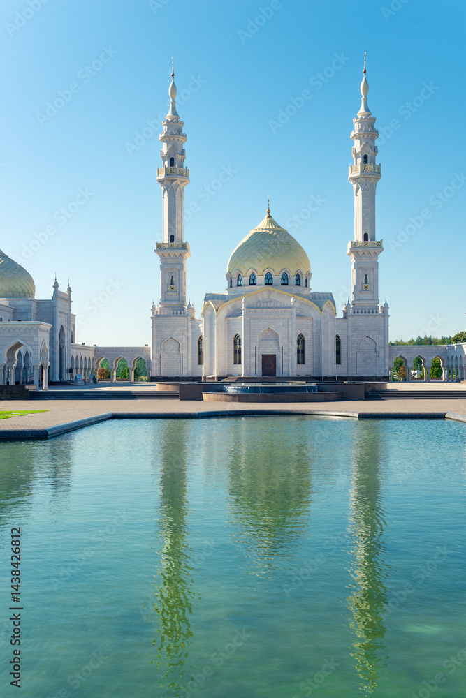 Obraz premium Beautiful view of white mosque with reflection in water. Russia