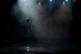 Microphone vintage sur pied isolé au centre d’une scène sombre avec projecteurs et atmosphère enfumée, composition scénique avec espace négatif copyspace