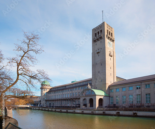 Obraz na płótnie Isar river and Deutsches Museum with tower, early season in the year w salonie