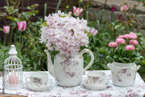 Wallpaper Mural romantisches Arrangement mit Blumenstrauß aus japanischen Säulenkirsch-Blüten (Prunus serrulata), Gänseblümchen (Bellis perennis) und vintage Porzellan Torontodigital.ca
