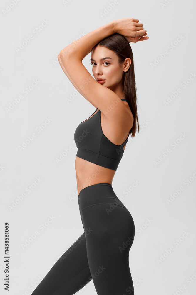 Obraz premium Fitness woman. Athletic girl on the gray background